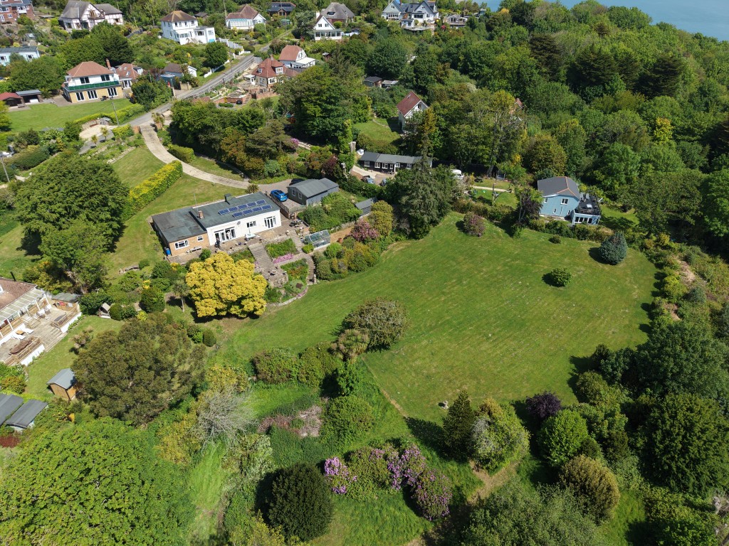 Lot: 142 - DETACHED BUNGALOW WITH STRUCTURAL DAMAGE AND ALMOST 2.5 ACRES WITH SEA VIEWS - The Bungalow and Gardens